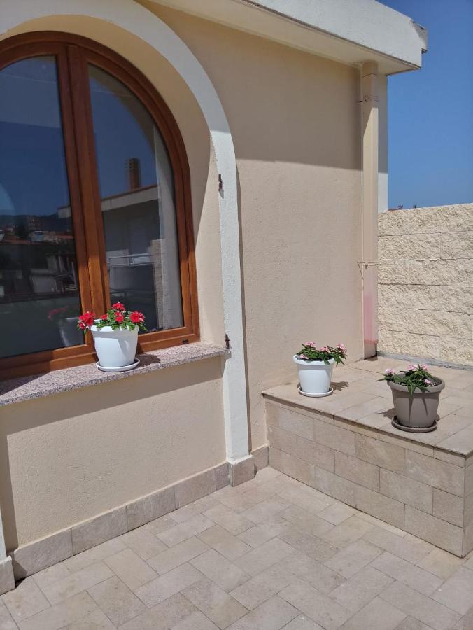 Luminoso Appartamento Con Terrazza......C.U......Q2483 Sìnnai Exterior foto